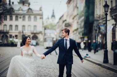 Şehir meydanında yürüyüş genç sadece evli çift