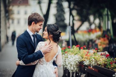 Şehir sokaklarında poz zarif gelin ile damat