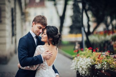 Şehir sokaklarında poz zarif gelin ile damat