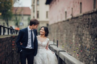 Eski şehrin sokaklarında yürüyüş gelin ile damat