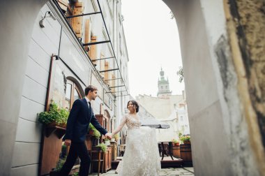 Eski şehir tersanelerinde yürüyüş gelin ile damat 