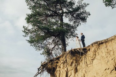 Gelin ve damat cliff büyük çam ağaçları yakınındaki poz