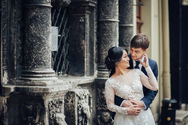 Recém Casados Casal Posando Perto Parede Antiga Com Colunas — Fotografia de Stock