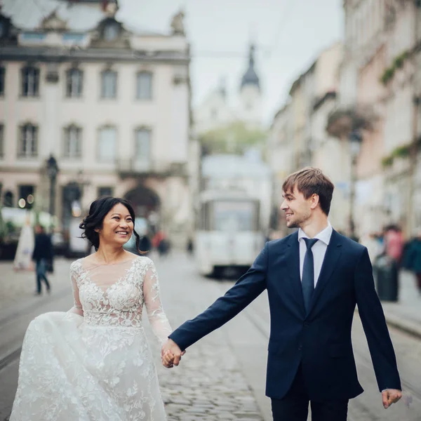 Unga Bara Gifta Par Promenader Torget — Stockfoto