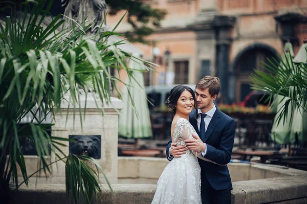 Groom Elegant Bride Posing City Streets — Stock Photo, Image