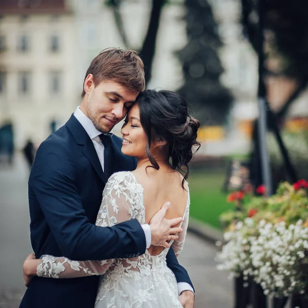 Brudgummen Med Elegant Brud Poserar Stadens Gator — Stockfoto