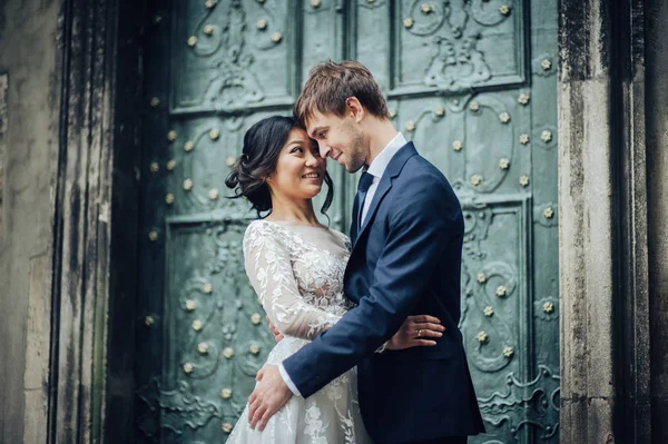 Nygifta Par Poserar Nära Antik Grön Dörr — Stockfoto