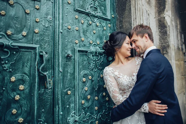 Nově Oběma Manželům Lodě Poblíž Starožitné Zelené Dveře — Stock fotografie