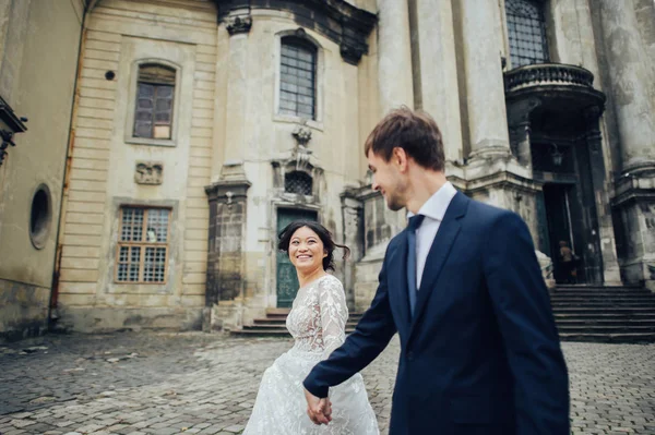 Elegant Brud Med Brudgummen Nära Gamla Katolska Katedralen — Stockfoto