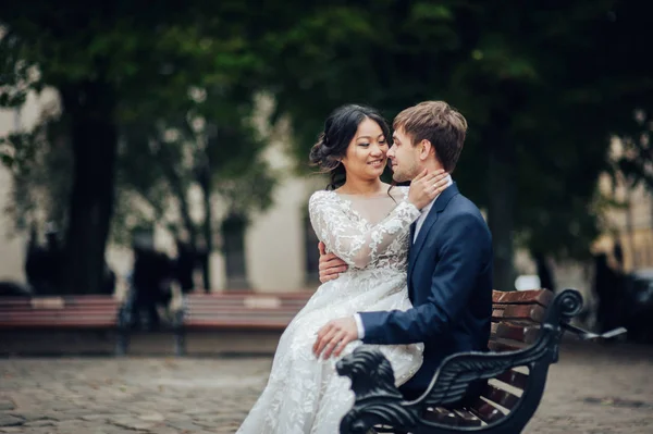 Bruden Med Brudgummen Sittande Bänk Parken — Stockfoto