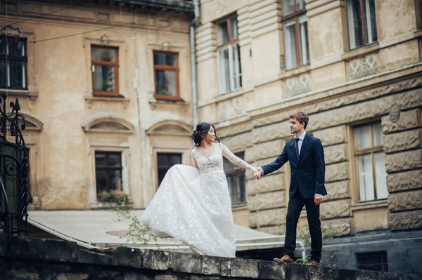 Bruden Med Brudgummen Gamla Parapeten — Stockfoto