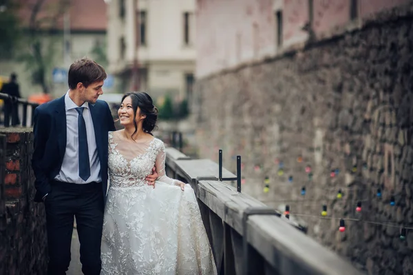 Brudgummen Med Bruden Promenader Längs Gamla Stadens Gator — Stockfoto