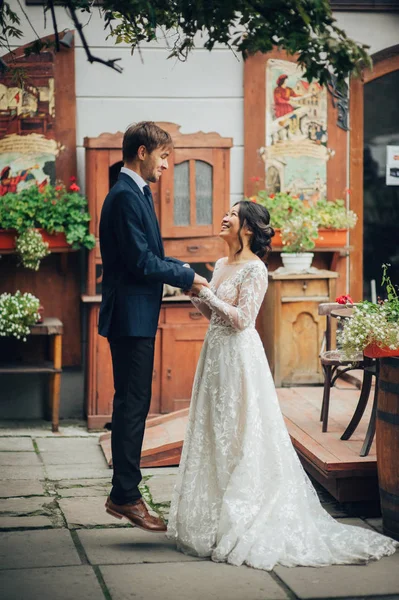 Groom Com Noiva Andando Pátios Cidade Velha — Fotografia de Stock