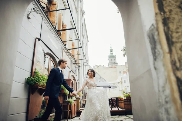 Brudgummen Med Bruden Promenader Gamla Staden Varv — Stockfoto