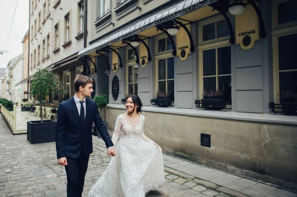 Brudgummen Med Bruden Promenader Gamla Staden Varv — Stockfoto