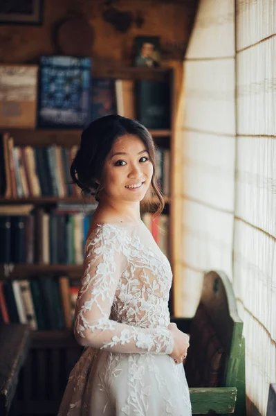 Sorridente Sposa Asiatica Posa Interni Vintage — Foto Stock