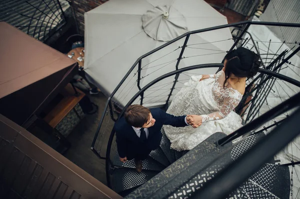 Γαμπρός Νύφη Βοηθώντας Πηγαίνει Κάτω Από Σκάλες — Φωτογραφία Αρχείου