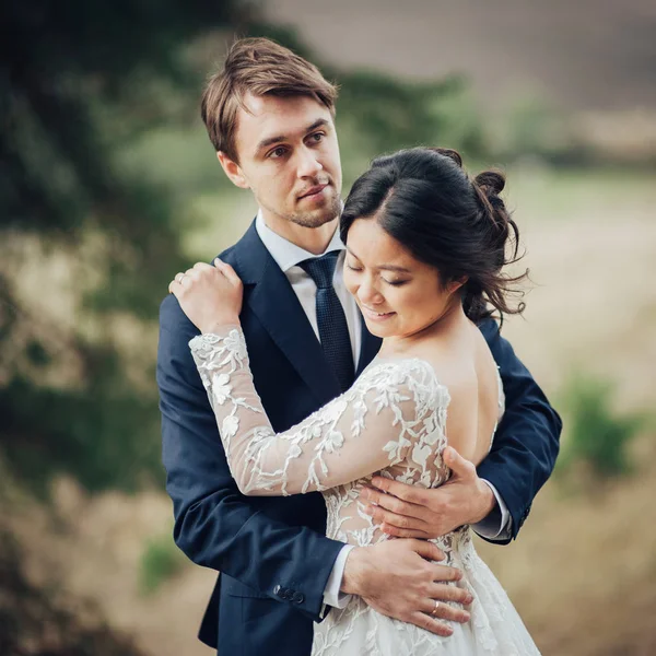 Brudgummen Med Asiatisk Brud Poserar Utomhus Molnig Dag — Stockfoto