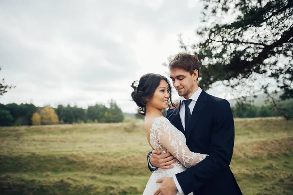 Ženich Asijské Nevěsty Pózuje Venku Zataženo Den — Stock fotografie