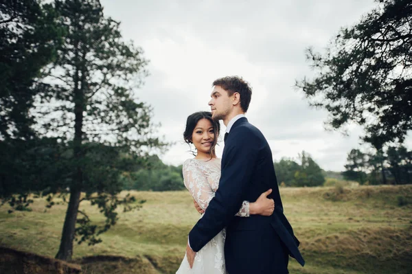 Sposo Con Sposa Asiatica Posa All Aperto Giornata Nuvolosa — Foto Stock