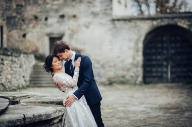 Yeni nikahlı çift şefkatle içinde sarılma eski kale avlu