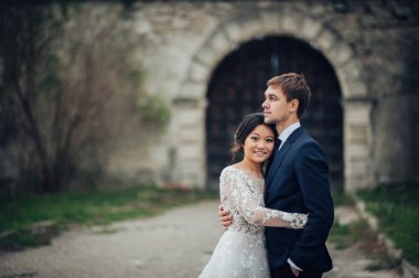 sarılma zarif Asya gelin damat kale avlusunda