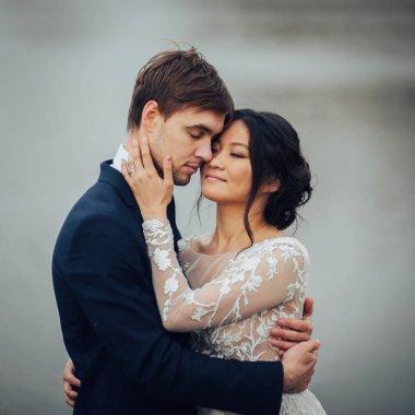 Çok kültürlü çift birbirlerine Gölü sarılma 