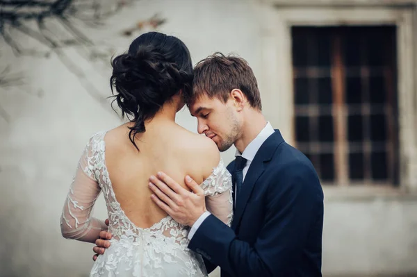 Noivo Ternamente Beijando Noiva Ombro — Fotografia de Stock