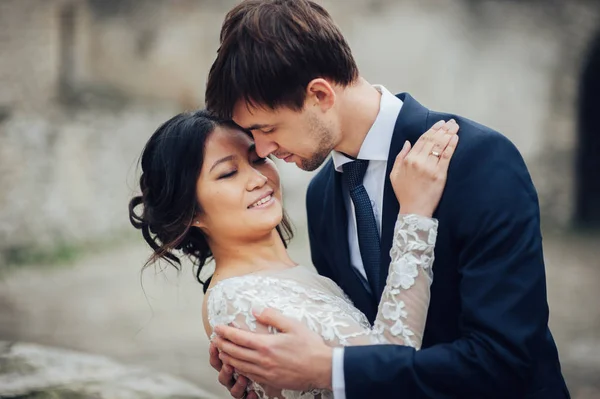 Nouvellement Marié Couple Tendrement Câlin Dans Cour Vieux Château — Photo