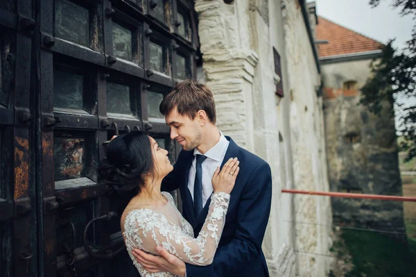 Pengantin Asia Dengan Pengantin Pria Berpose Depan Pintu Antik Tua — Stok Foto