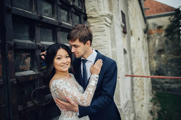 Asiatisk Brud Med Brudgummen Poserar Framför Gamla Antika Dörren — Stockfoto