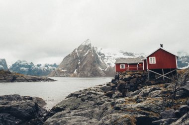Lofoten Adaları, Norveç - 2 Nisan 2018: Tipik kırmızı balık tutma evleri Harbor