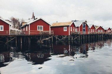 Lofoten Adaları, Norveç - 2 Nisan 2018: Tipik kırmızı balık tutma evleri Harbor