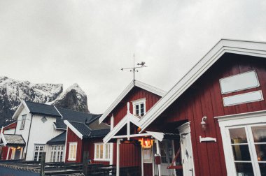 Lofoten Adaları, Norveç - 2 Nisan 2018: Tipik kırmızı balık tutma evleri Harbor