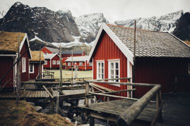 Lofoten Adaları, Norveç - 2 Nisan 2018: Tipik kırmızı balık tutma evleri Harbor