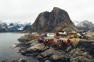 Lofoten Adaları, Norveç - 2 Nisan 2018: Tipik kırmızı balık tutma evleri Harbor