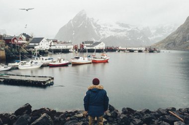 Lofoten Adaları, Norveç - 2 Nisan 2018: Gezgin köprü gezi Reine Köyü üzerinde rahatlatıcı