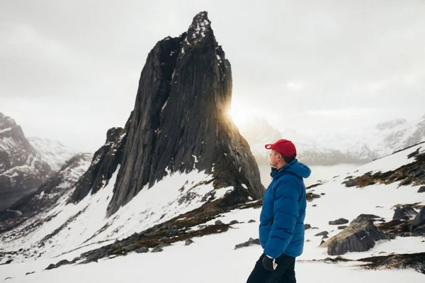 Troms Noruega Abril 2018 Viajero Las Montañas Del Acantilado Sobre —  Fotos de Stock