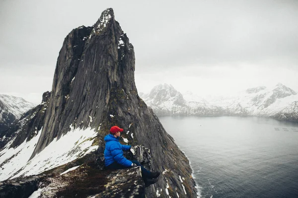 Troms Norvegia Aprile 2018 Viaggiatore Sulle Montagne Scogliere Del Fiordo — Foto Stock