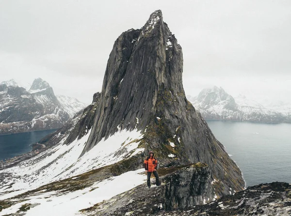 Troms Norvegia Aprile 2018 Viaggiatore Sulle Montagne Scogliere Del Fiordo — Foto Stock