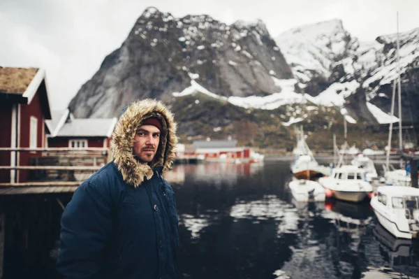 Lofoten Eilanden Noorwegen April 2018 Reiziger Man Met Warme Vacht — Stockfoto