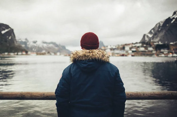 Лофельен Острова Норвегия Апреля 2018 Года Человек Мосту Норвежском Городке — стоковое фото