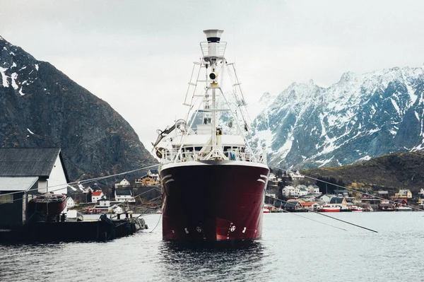 Ilhas Lofoten Noruega Abril 2018 Barco Pesca Porto Por Fiorde — Fotografia de Stock