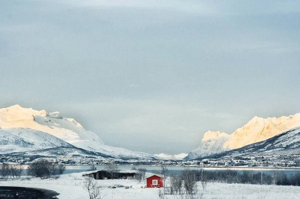 Reine Norvegia Aprile 2018 Veduta Della Tradizionale Capanna Rossa Sotto — Foto Stock