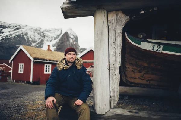 Ilhas Lofoten Noruega Abril 2018 Homem Relaxando Aldeia Com Típicos Fotos De Bancos De Imagens