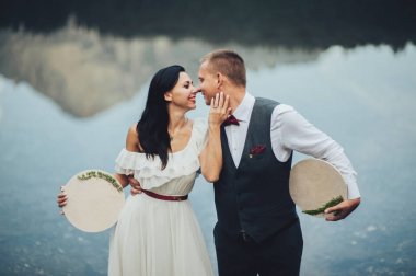 Damat ve gelin nakış dağ manzarası karşı holding