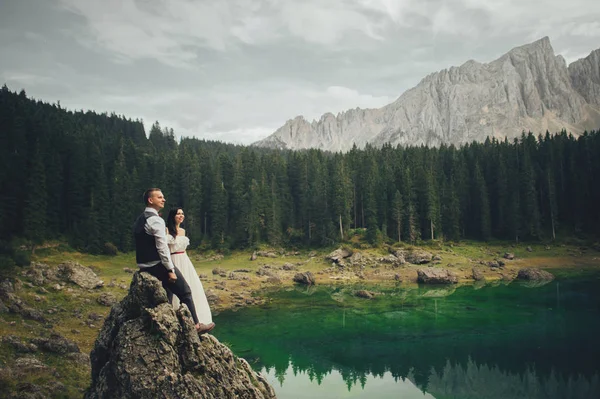 Novio Novia Disfrutando Vista Panorámica Del Lago Montaña —  Fotos de Stock