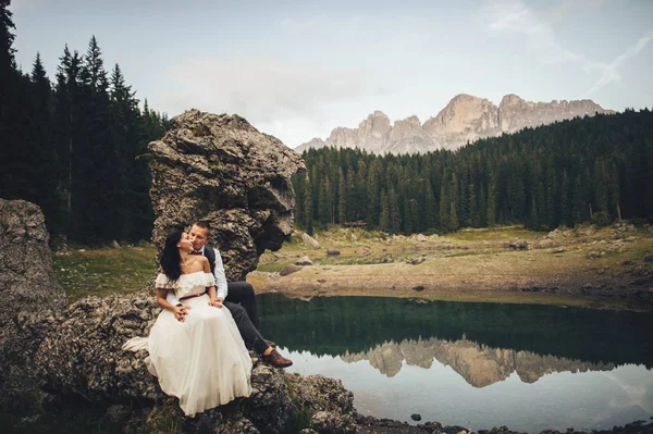 Γαμπρός Κάθεται Ροκ Και Φιλί Νύφη Βουνά Στο Φόντο — Φωτογραφία Αρχείου