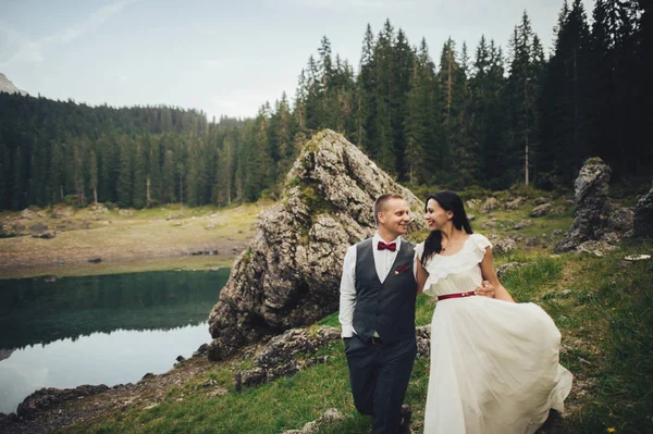 Bruden Med Brudgummen Promenader Längs Fjällsjö — Stockfoto