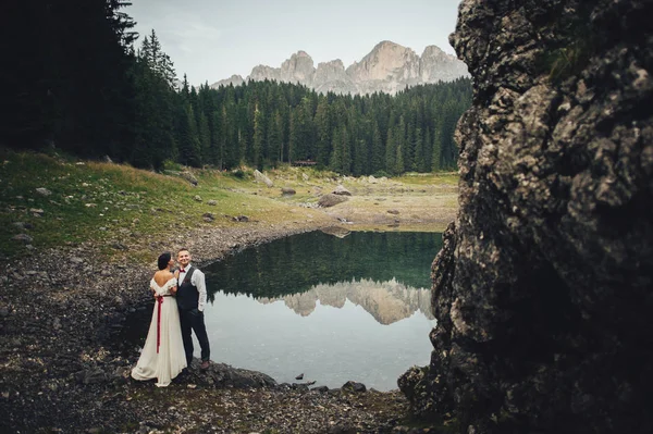 Noiva Com Noivo Andando Longo Lago Montanha — Fotografia de Stock